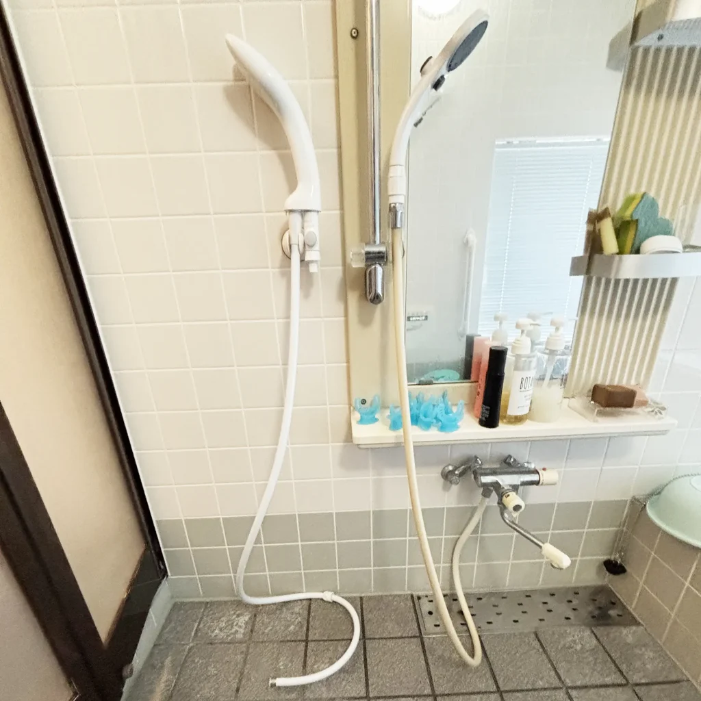 オーラバブルを風呂場のシャワーに追加設置した様子の写真