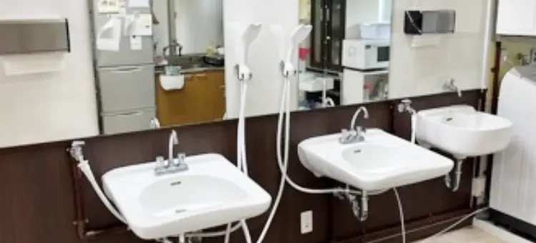 オーラバブルを洗面台に取り付けた様子の介護施設内の写真