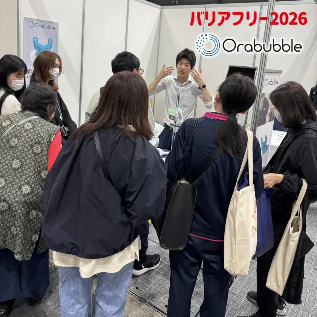 バリアフリー2026のオーラバブルブースに集まる多くの来場者と説明するスタッフ