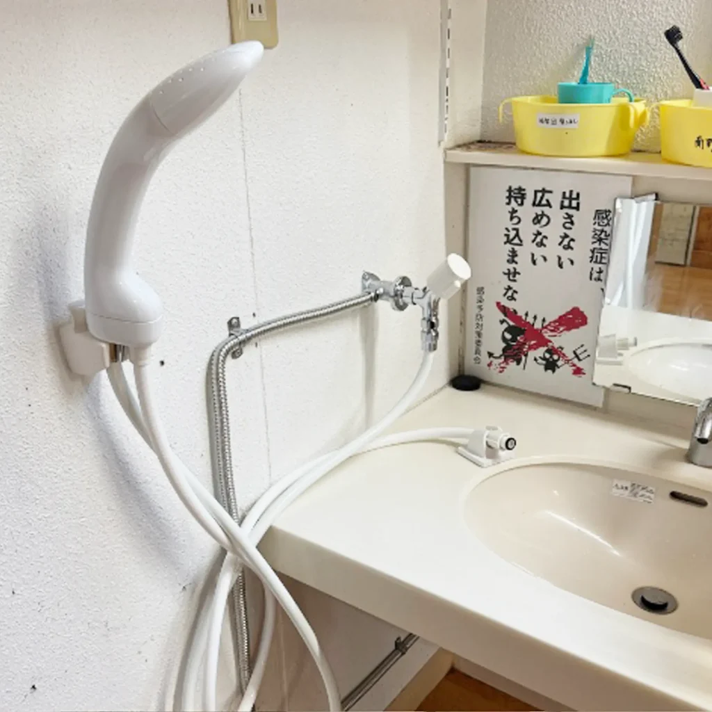 洗面台に追加設置した様子の写真(洗面台を上部から撮影した写真)