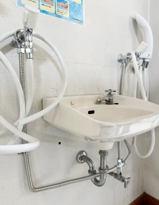 洗面台に追加設置した様子の写真(水道蛇口を使いやすく施工した事例の写真)
