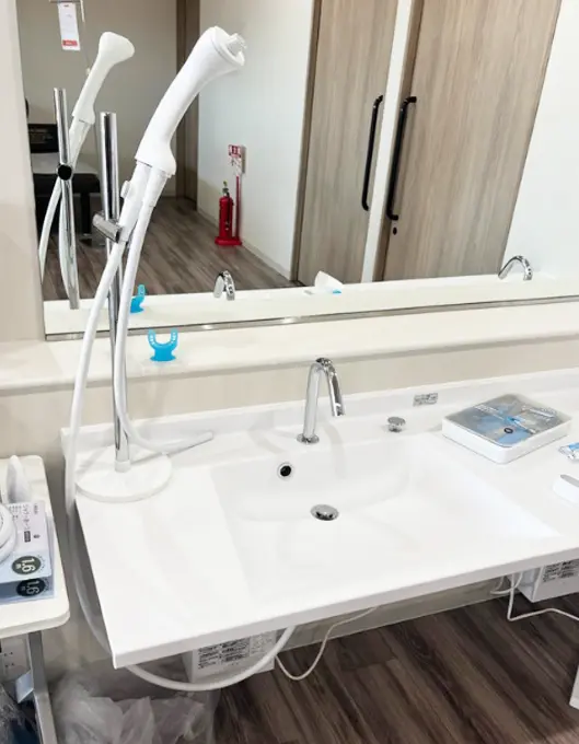 洗面台に追加設置した様子の写真(洗面台にオーラバブル専用のスタンドを追加設置した様子の写真)