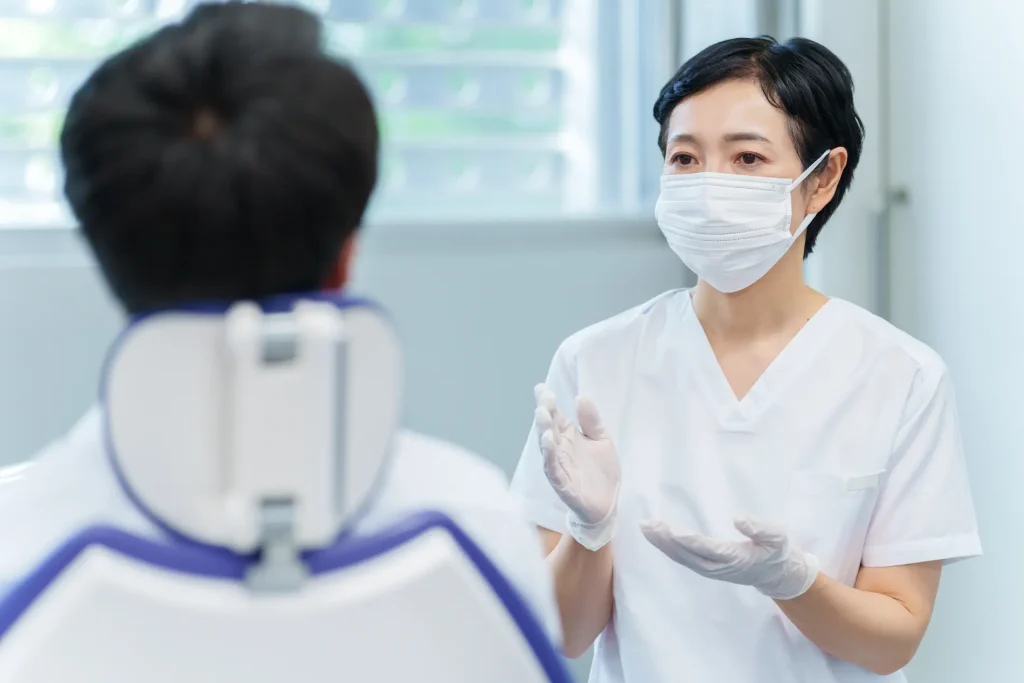 歯科医師が歯の状態を説明している写真