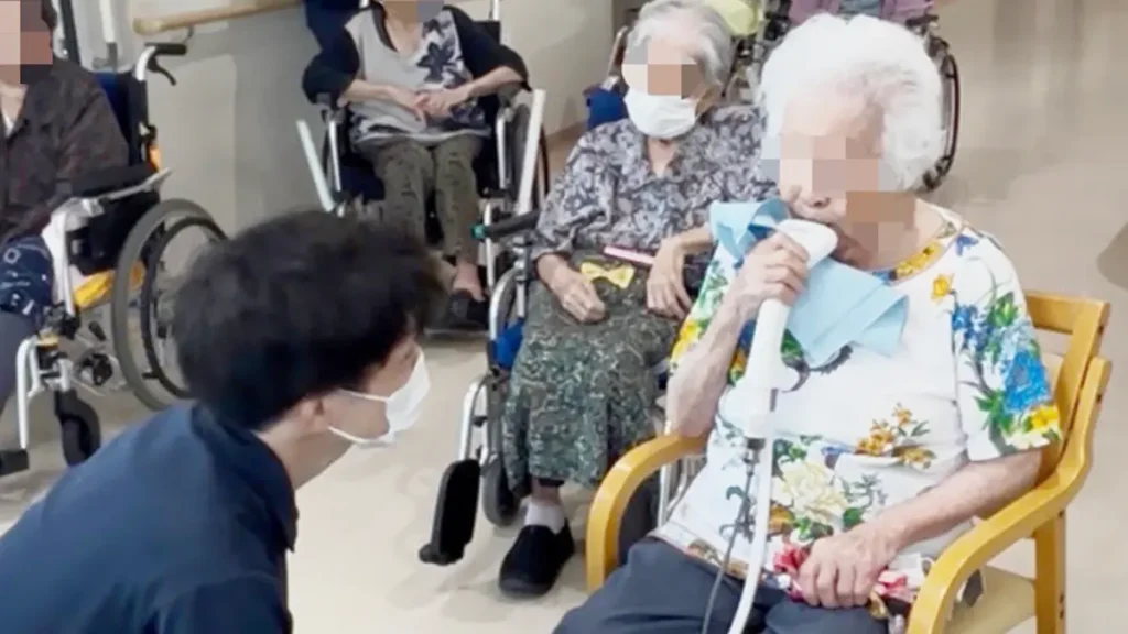 オーラバブルを体験する高齢者の写真
