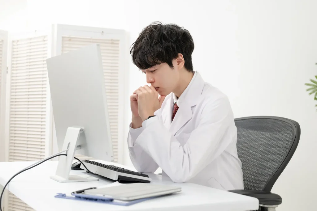 時間に追われて忙しい歯科医師の写真