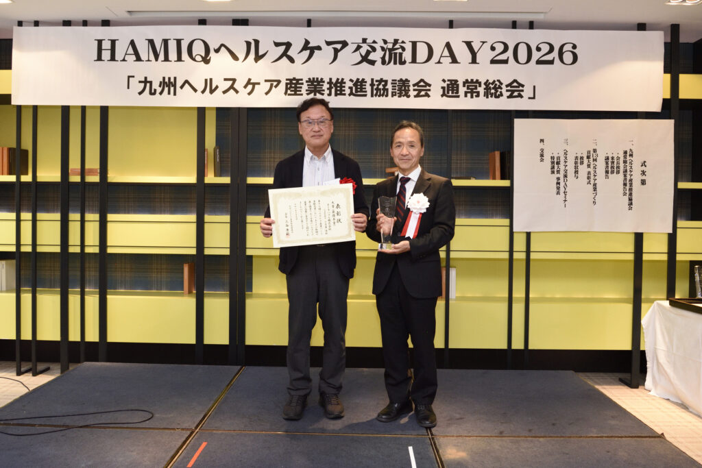 第13回ヘルスケア産業づくり貢献大賞の表彰式でオーラバブル株式会社小河原社長が賞状を受け取る様子