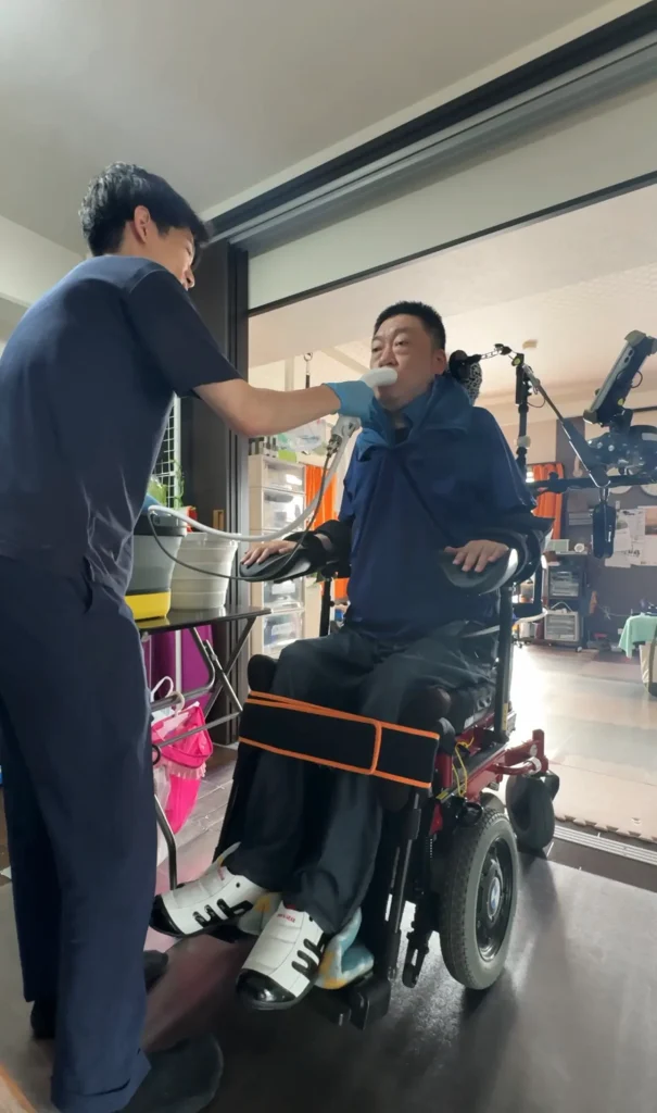 脊髄損傷の方へのオーラバブルデモンストレーション（当社スタッフによる口腔ケア体験）